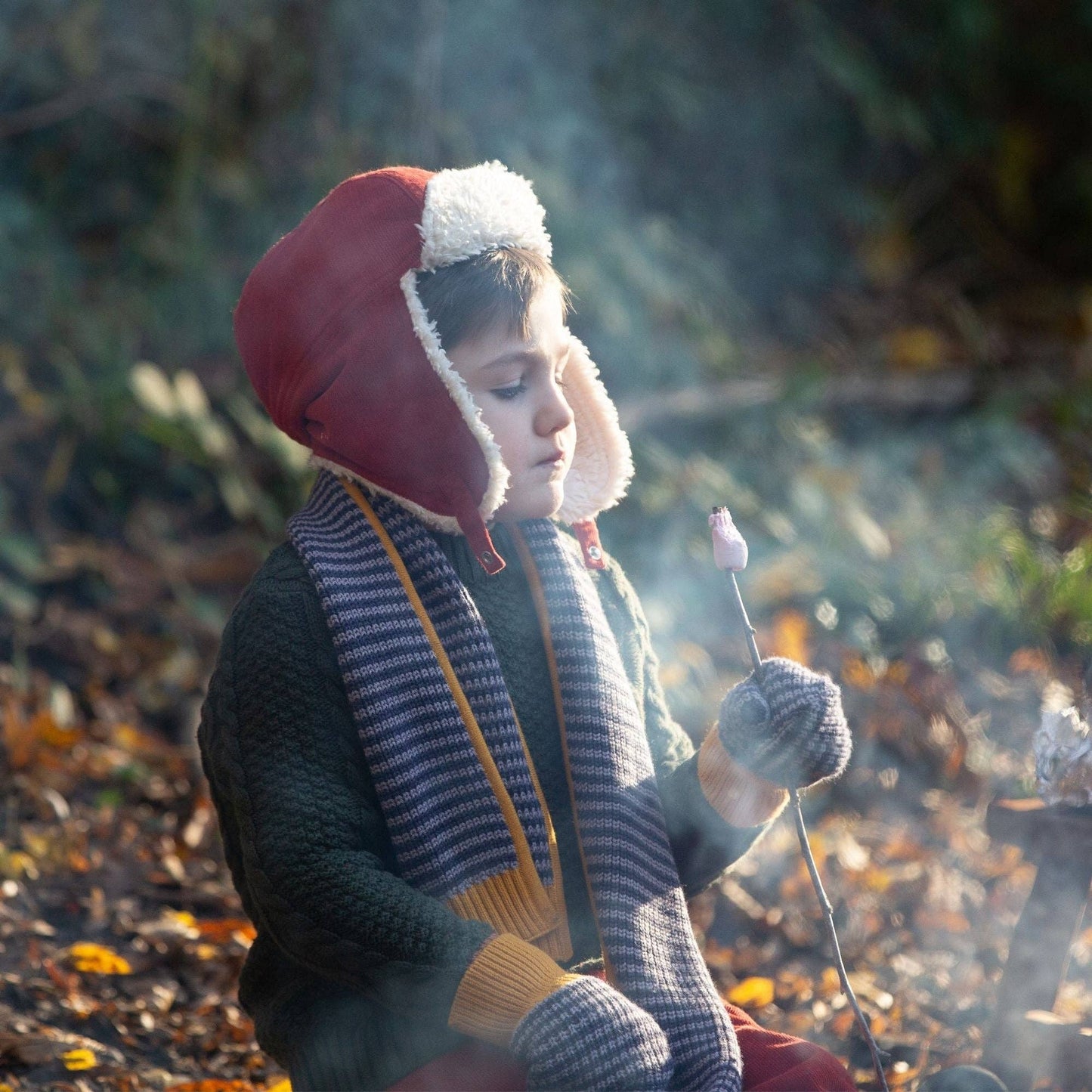 Vintermössa barn – Red, ekologisk sherpa & knäppbar hakrem | Little Green Radicals