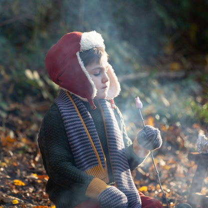 Vintermössa barn – Red, ekologisk sherpa & knäppbar hakrem | Little Green Radicals
