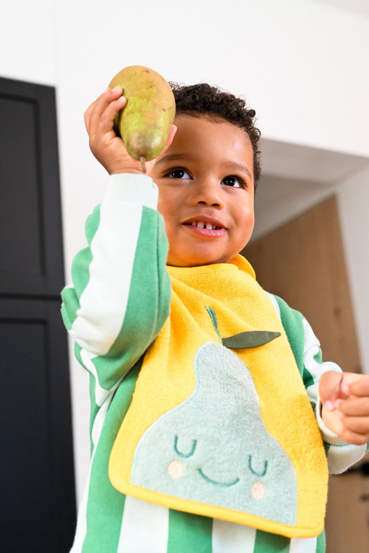 Babyhaklapp Lola Lemon i frotté – the cotton cloud – detaljbild 4