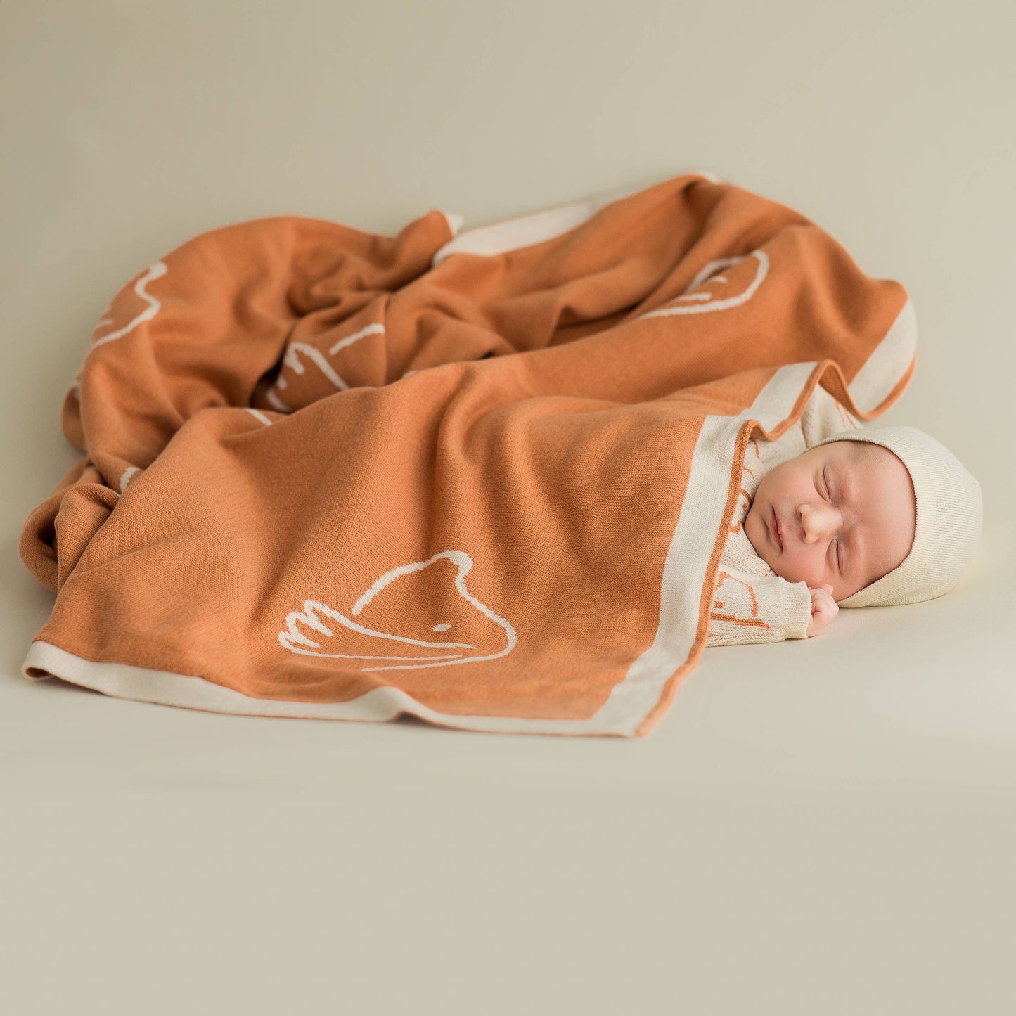 Babyfilt i ekologisk bomull med hundmotiv – Ecru, 80 × 100 cm