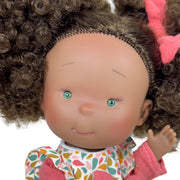 Vinyldocka Pippa Countryside – mörk hudton – Nines Artesanals d'Onil Dolls, bild 2