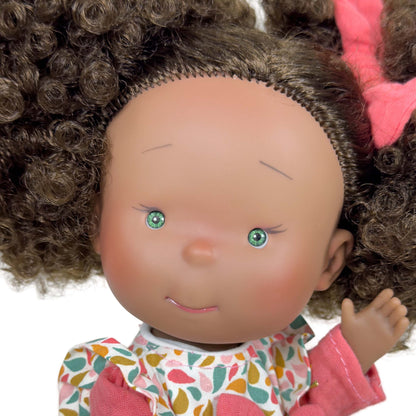 PIPPA Countryside – Vinyldocka 30 cm (badbar) Mörk hudton