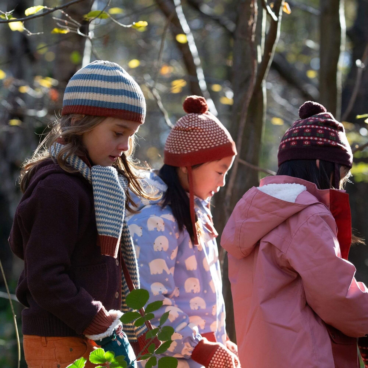 Stickad mössa – blå randig, mjuk & stretchig i ekologisk bomull | Little Green Radicals