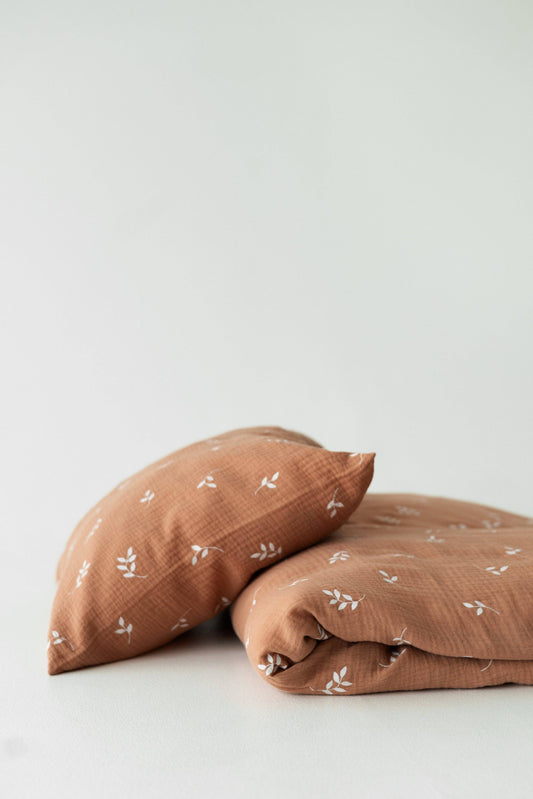 Ekologiskt Baby Påslakanset i Muslin – Caramel Leaves | TISU – 100% Bomull