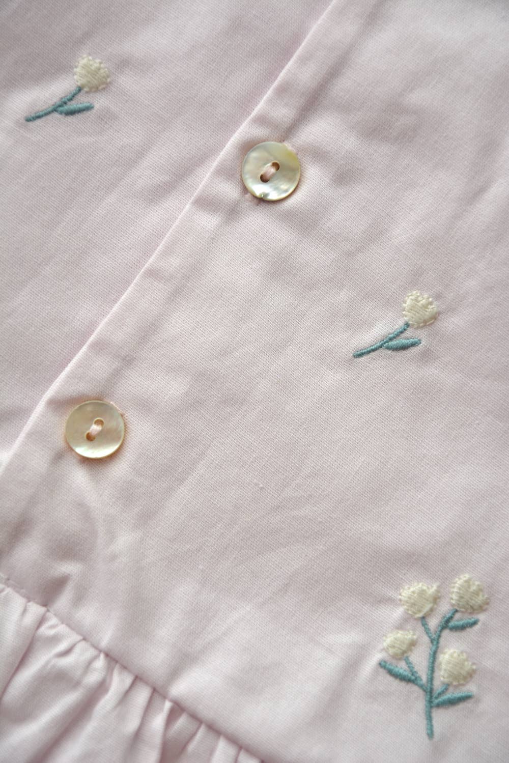 Heather romper baby i bomull – Broderade blommor