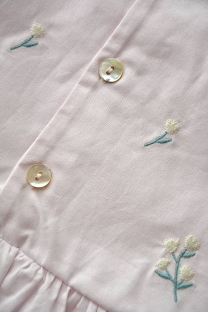 Heather romper baby i bomull – Broderade blommor