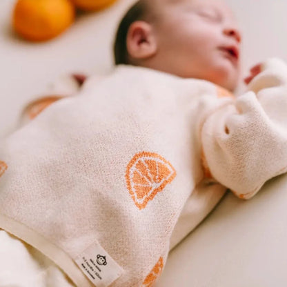 Nyföddspaket Oranges Garden: Mössa, jacka, byxor och väska - Ekologisk bomull