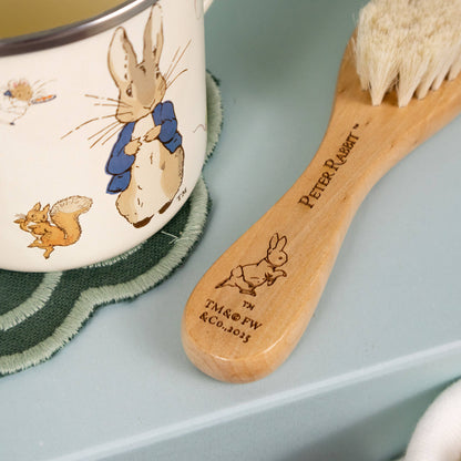 Peter Rabbit babyset – emaljmugg + babyhårborste & kam i trä