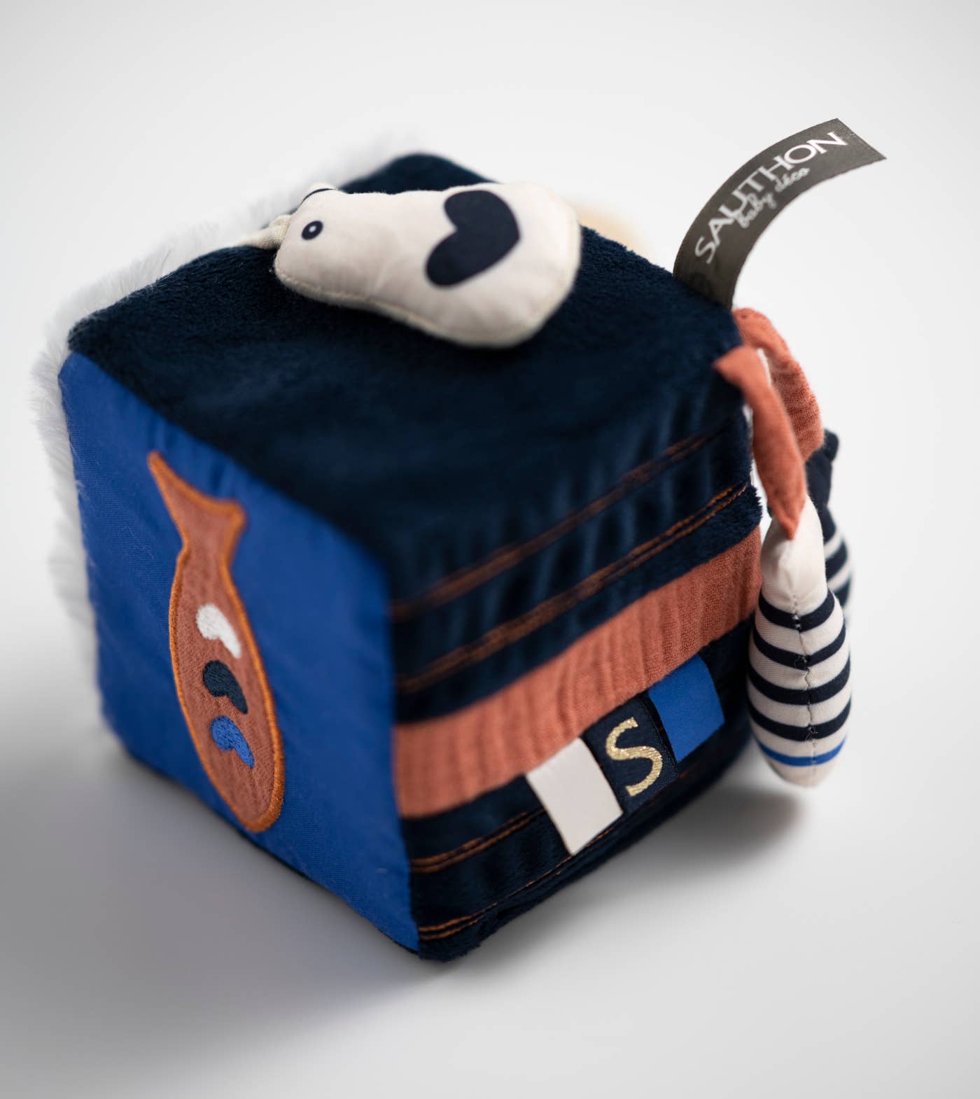 Aktivitetskub för baby – Baby Sailor i blå sammet (9,5×9,5×9,5 cm)