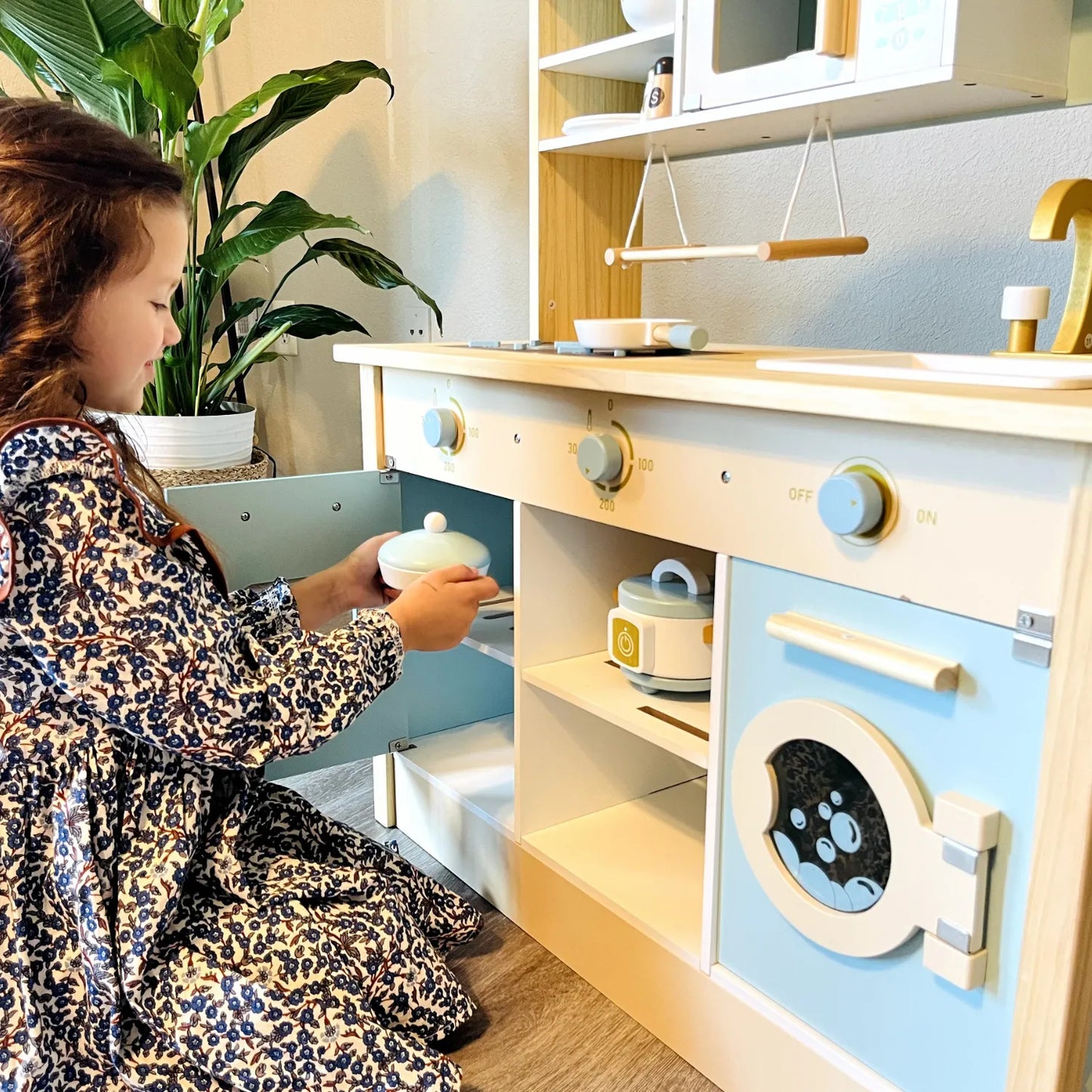Barnkök i trä blå – komplett med tvättmaskin & realistiska tillbehör