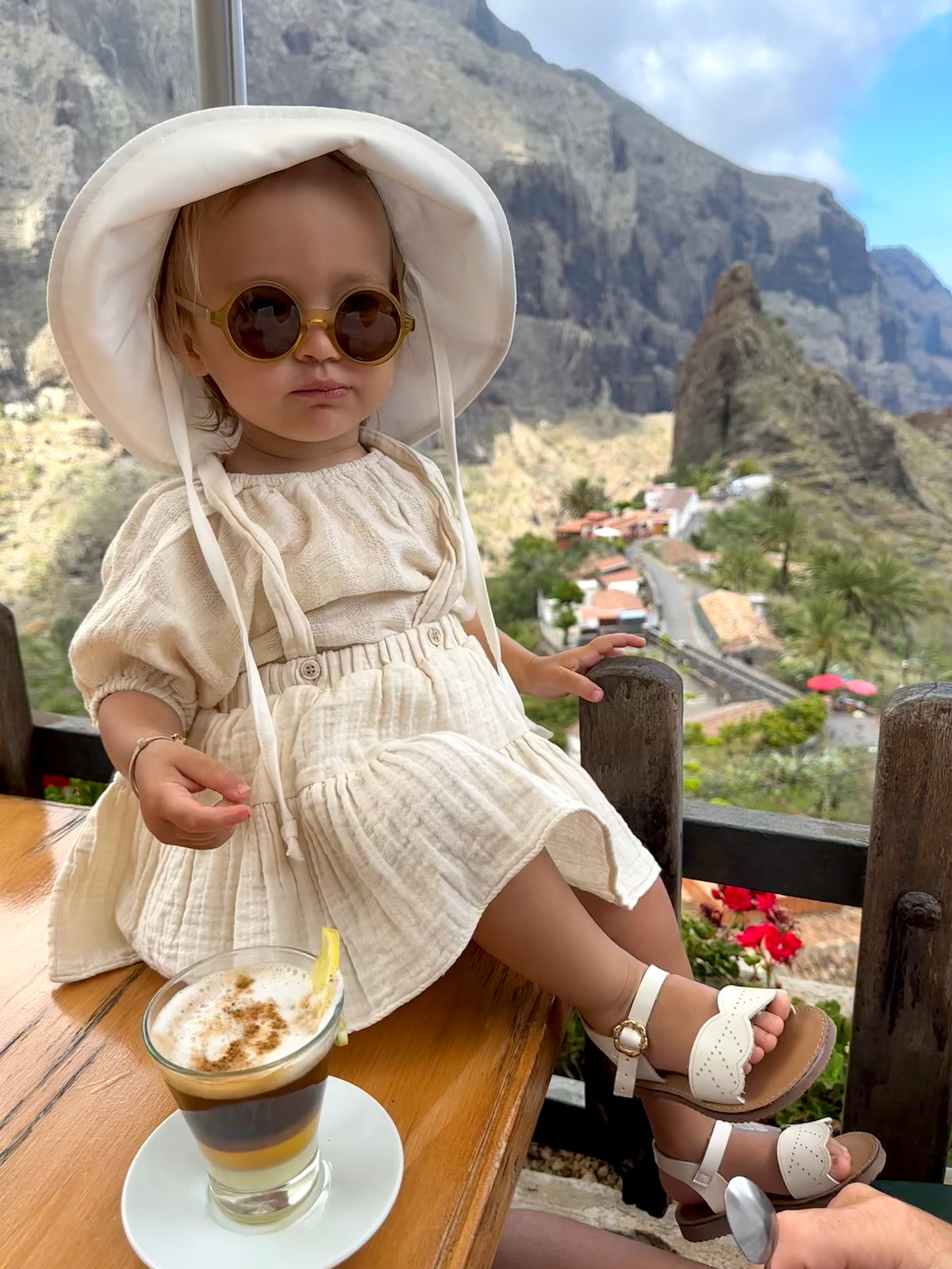 Storbrättad solhatt för baby och småbarn i bomull och linne – BaraBaby – bild 2
