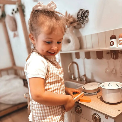Barnkök i trä – Olivia karamell med gulddetaljer (3+)