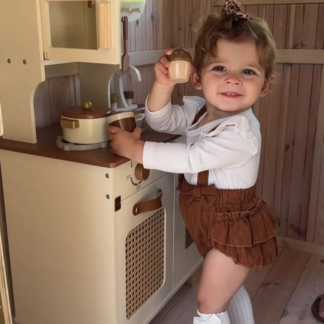Barnkök i trä – Mocha Montessori med isdispenser (3+) | leksakskök med tillbehör