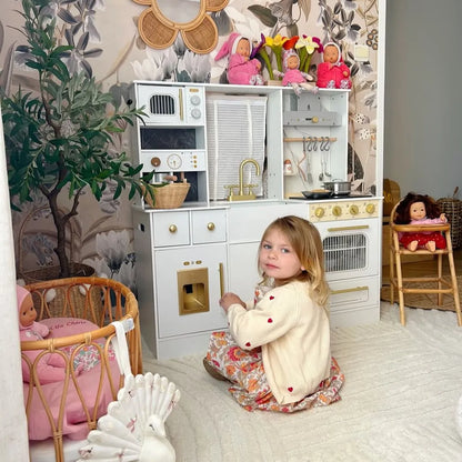 Stort barnkök i trä vitt med gulddetaljer – komplett kök med ugn, ismaskin & tillbehör