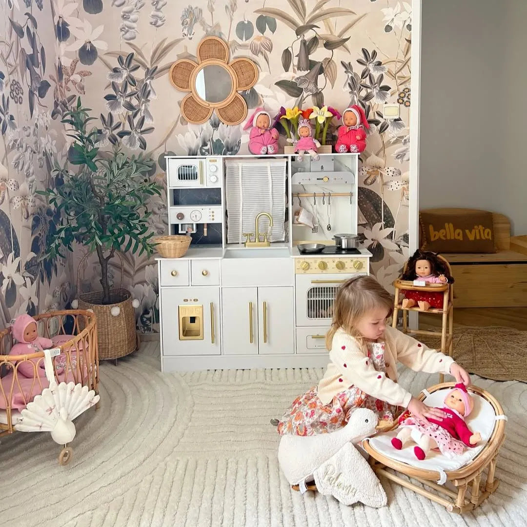 Stort barnkök i trä vitt med gulddetaljer – komplett kök med ugn, ismaskin & tillbehör