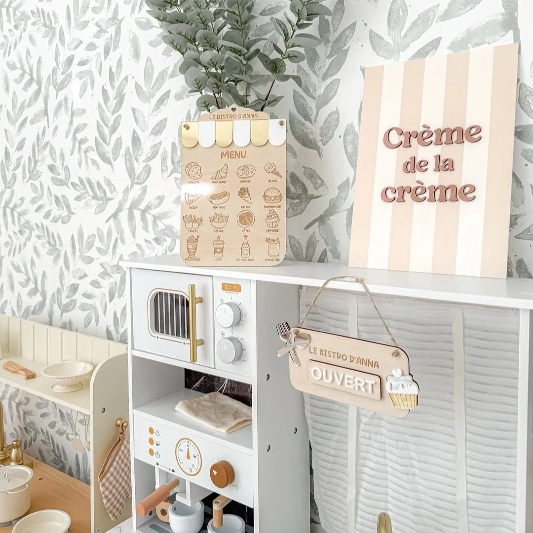 Stort barnkök i trä vitt med gulddetaljer – komplett kök med ugn, ismaskin & tillbehör