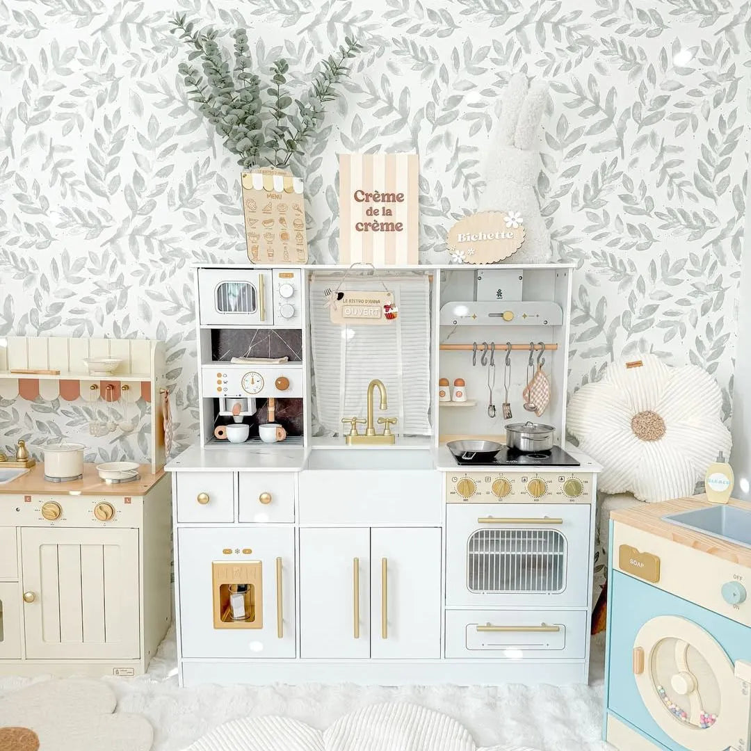 Stort barnkök i trä vitt med gulddetaljer – komplett kök med ugn, ismaskin & tillbehör