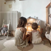 Dockhus Nordic i trä med belysning – BaraBaby, bild 5