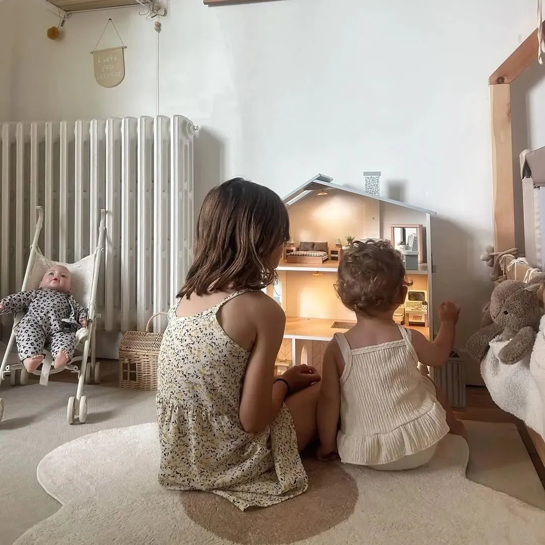 Dockhus Nordic i trä med belysning – BaraBaby, bild 5