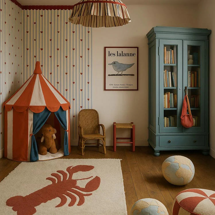 Dekornik Tapet – French Hearts Stripes | Pastellränder & Vinröda Hjärtan med Girlang | 280×100 cm remsa