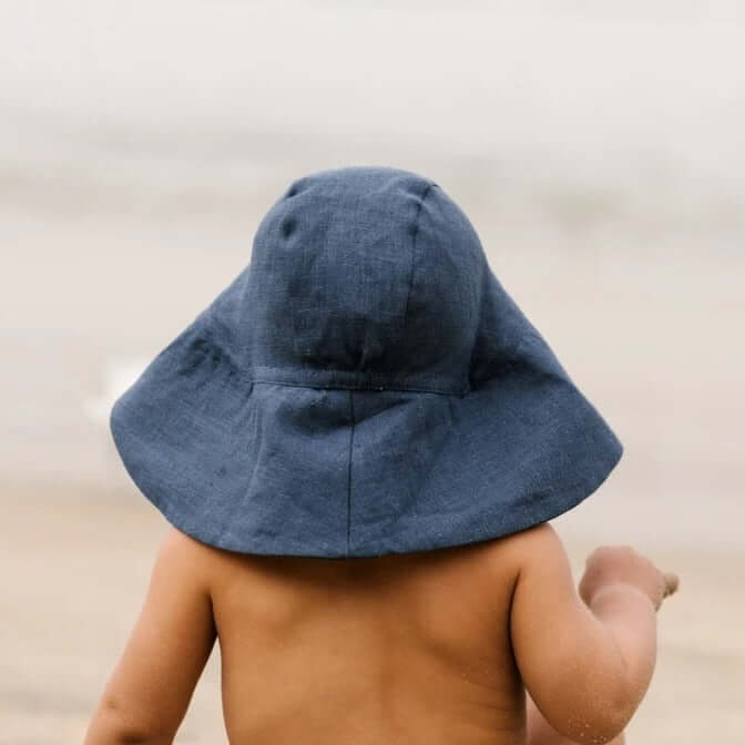Storbrättad solhatt för baby och småbarn i bomull och linne – BaraBaby – bild 4